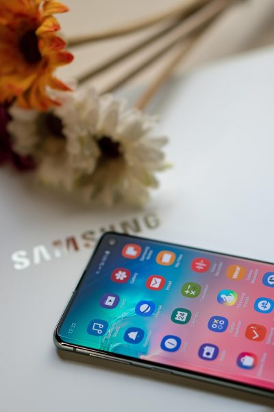 v66体育移动端App界面截图，展示iOS深色主题赛事列表与实时比分，界面简洁流畅，绿色高亮元素清晰可辨